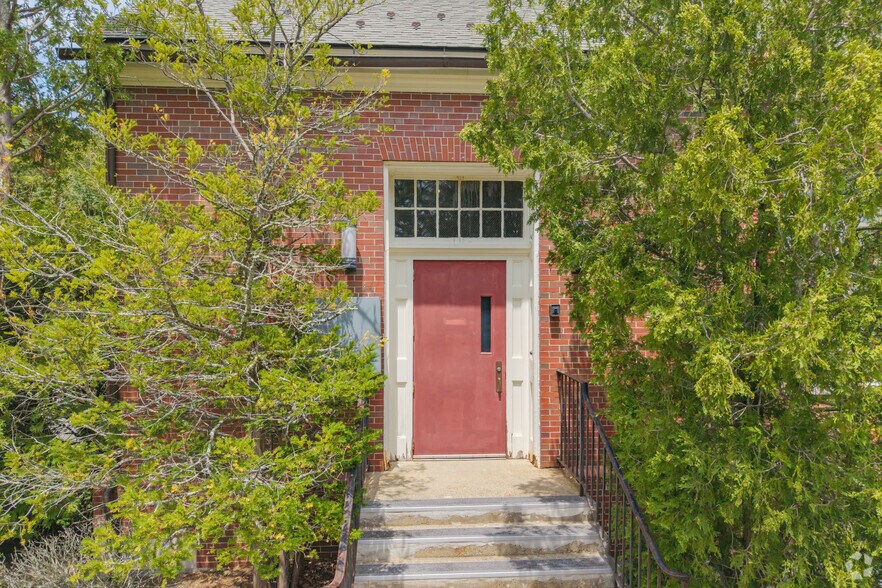 More Photos Of 51 Chestnut St, Duxbury Office For Sale