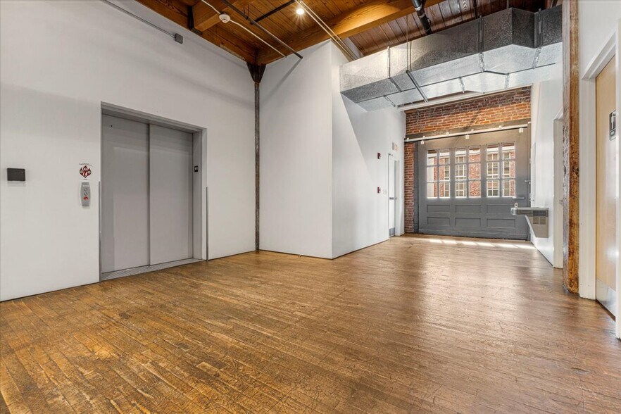 More Photos Of 2020 Baltimore Ave, Kansas City Office For Lease