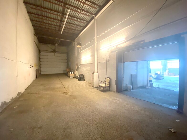 More Photos Of 2424 Rue Des Carrières, Montréal Light Manufacturing For Lease