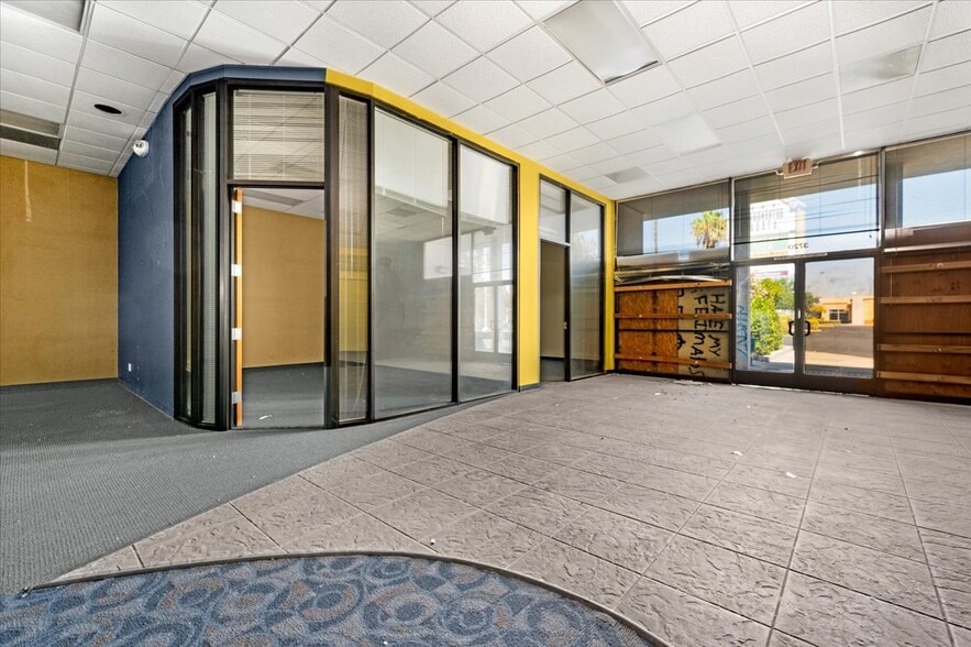 More Photos Of 3730-3780 N Blackstone Ave, Fresno Unknown For Lease