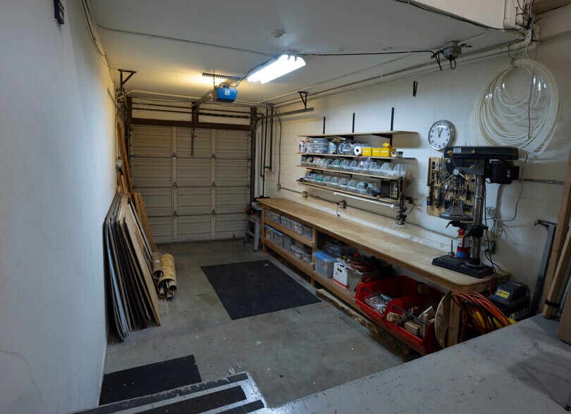 More Photos Of 2337 SE Ankeny St, Portland Office For Sale