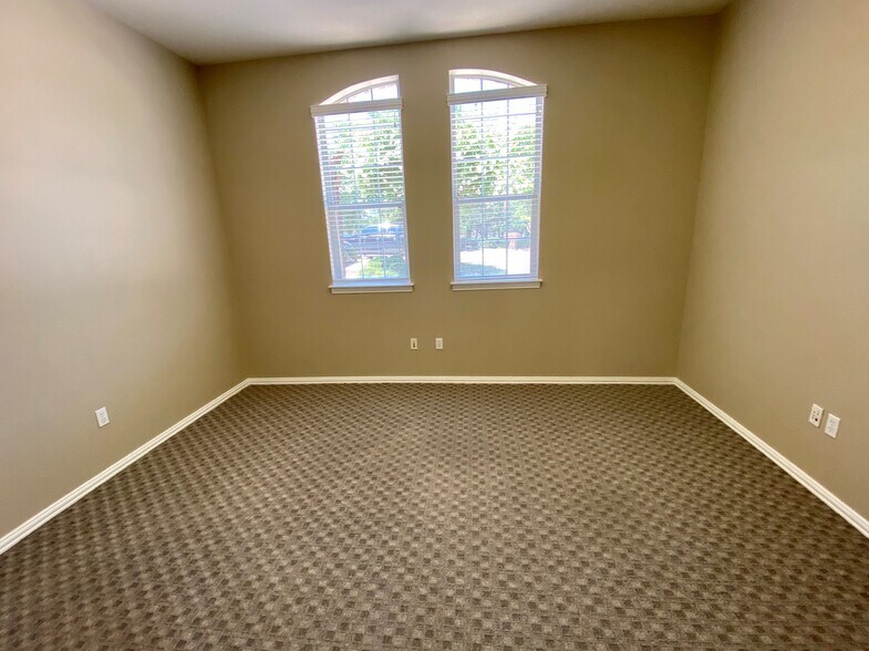 More Photos Of 325 Miron Dr, Southlake Medical For Lease