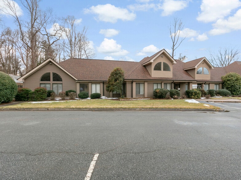 Primary Photo Of 1998 Hendersonville Rd, Asheville Medical For Lease