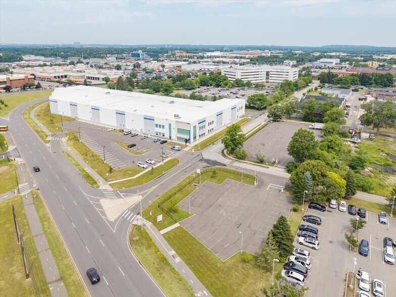More Photos Of 107 Charles Lindbergh Blvd, Garden City Land For Lease