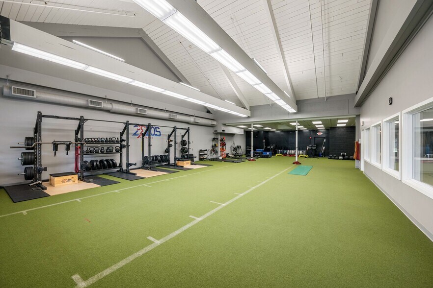 More Photos Of 122 Turnpike Rd, Westborough Storefront For Lease