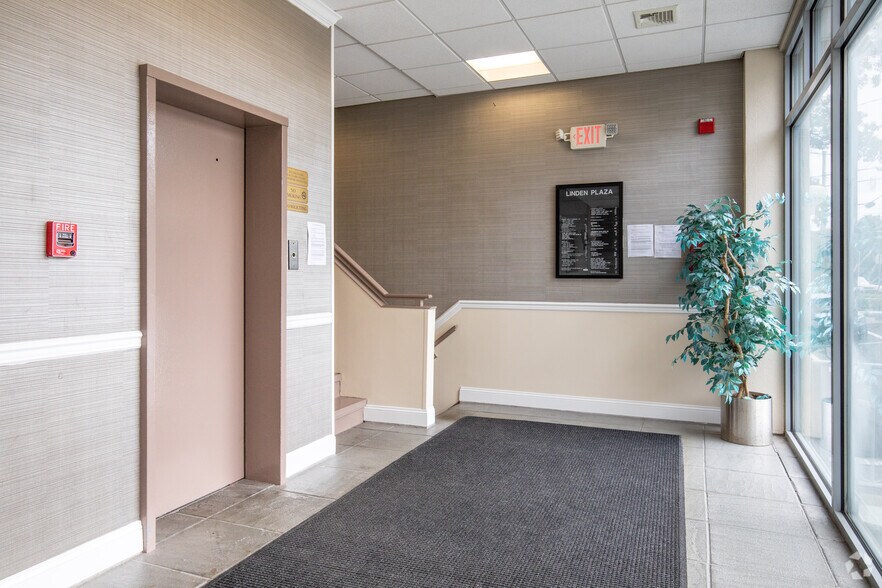 More Photos Of 1 Linden Pl, Great Neck Office For Lease