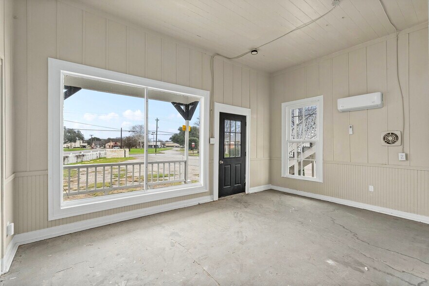 More Photos Of 901 N Saint Joseph St, Gonzales Office For Sale