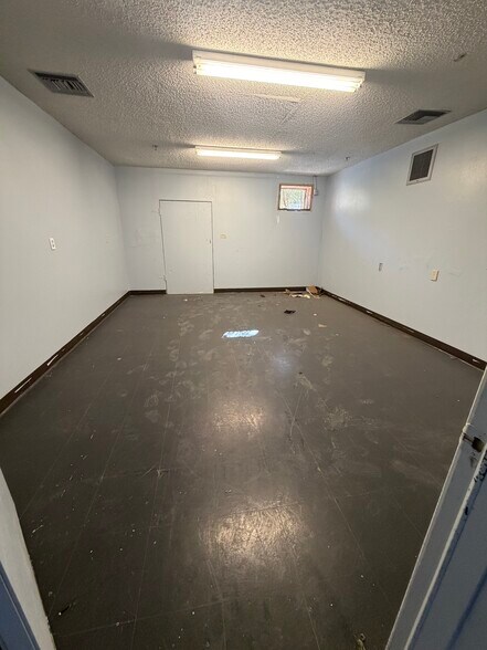 More Photos Of 1301 East Ave, Carrizo Springs Warehouse For Lease