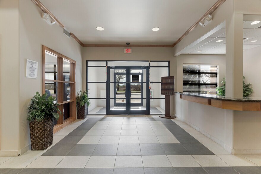 More Photos Of 7447 Riverside Pky, Tulsa Bank For Lease