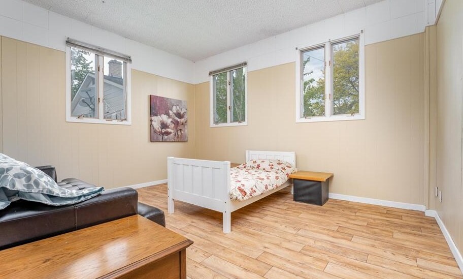 More Photos Of 21 Lansdowne Av, Delhi Religious Facility For Sale