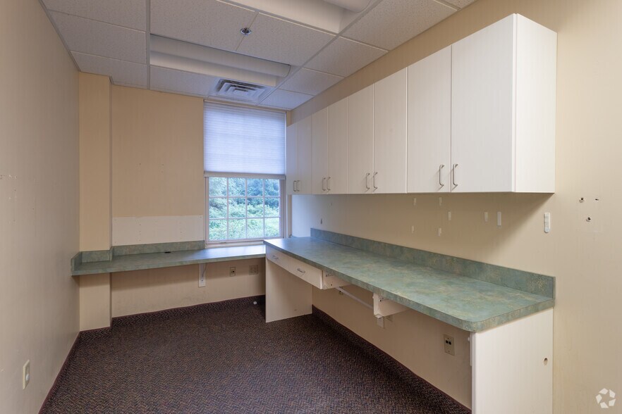 More Photos Of 6 Buttrick Rd, Londonderry Medical For Sale