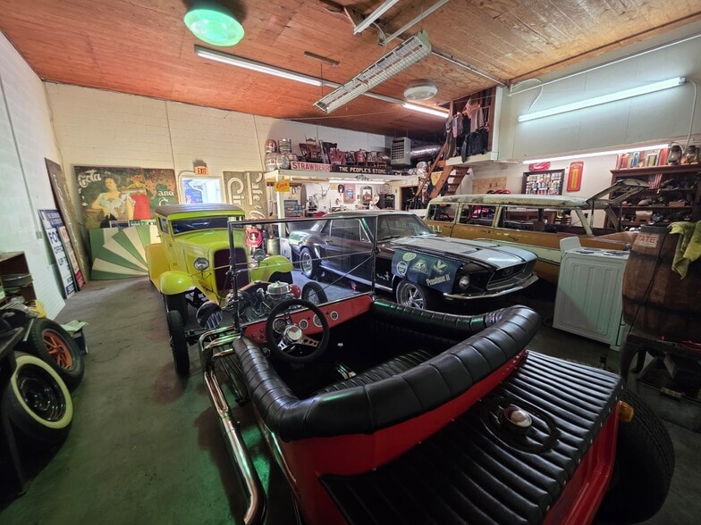 More Photos Of 705 Ridgeway Ave, Shelbyville Flex For Sale