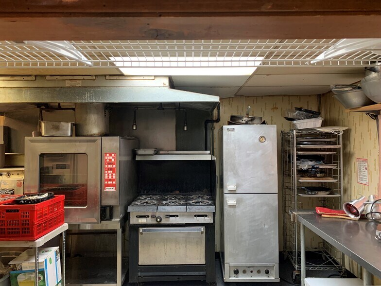 More Photos Of 10 Enfield St, Cincinnati Freestanding For Lease