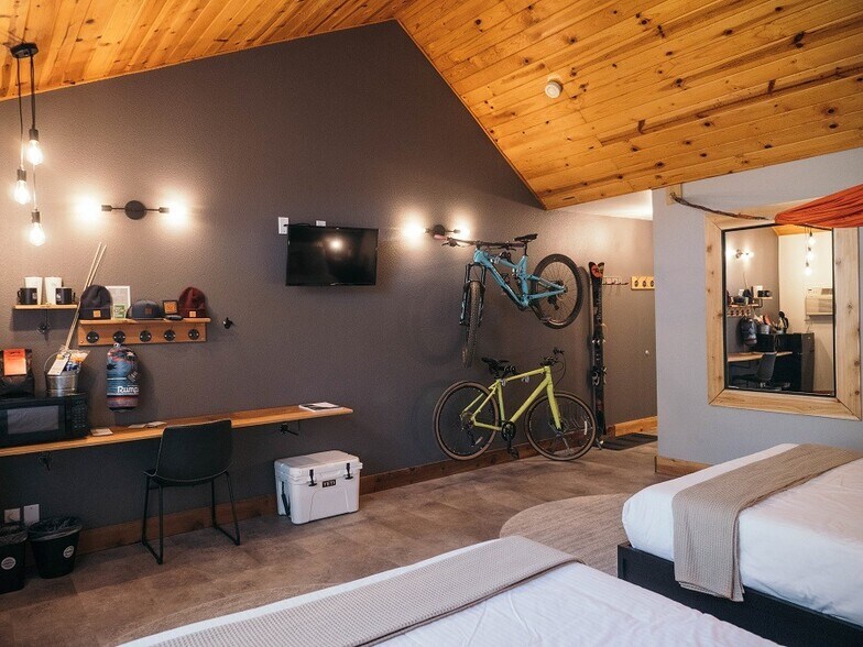 Primary Photo Of 1612 S Mount Shasta Blvd, Mount Shasta Hotel For Sale