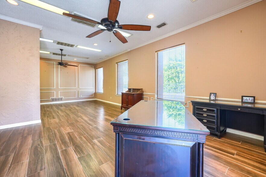 More Photos Of 6812 Avenue K, Plano Flex For Lease