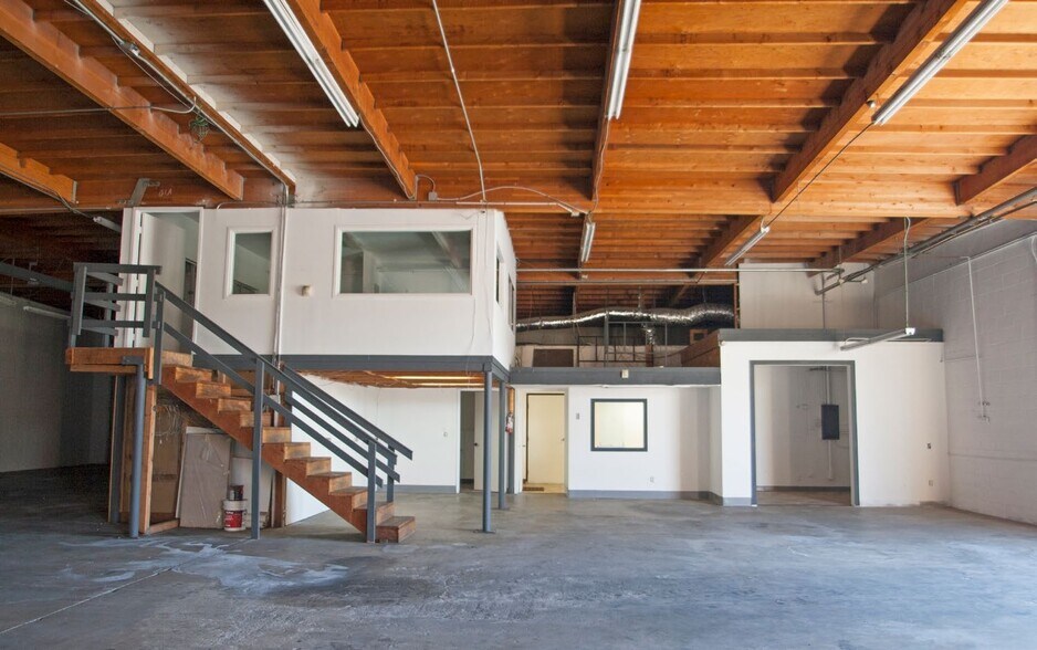 More Photos Of 826 Rancheros Dr, San Marcos Warehouse For Lease