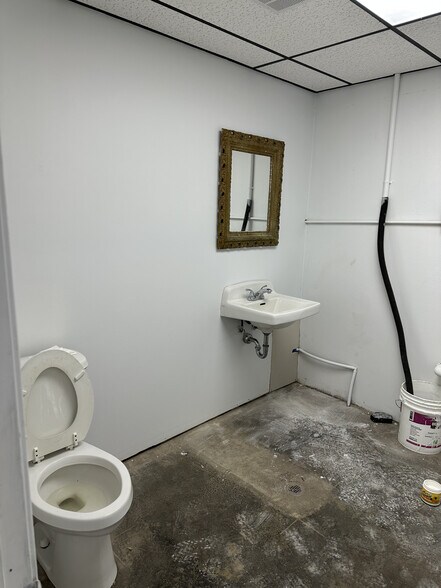More Photos Of 1801 Dutch Ln, Jeffersonville Warehouse For Lease