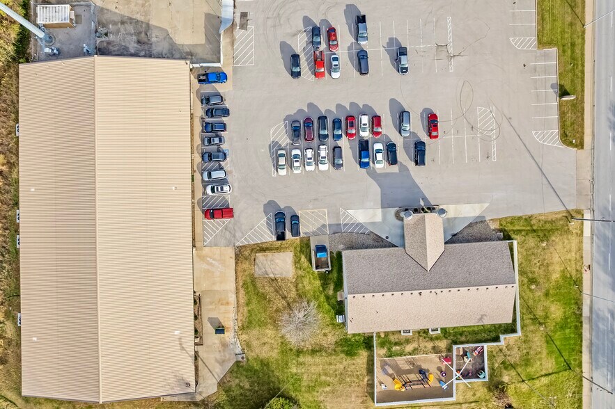 More Photos Of 6970 N Broadway St, Kansas City Showroom For Sale