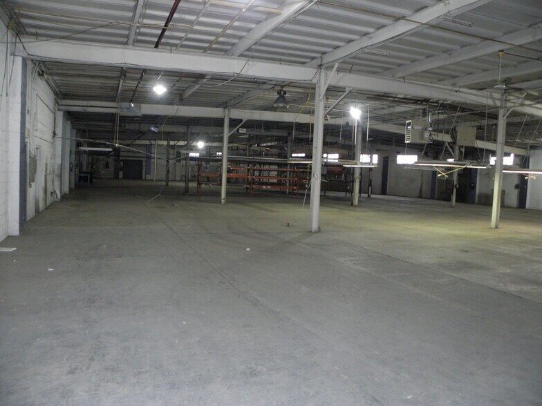 More Photos Of 922 Armstrong St, Morris Distribution For Lease
