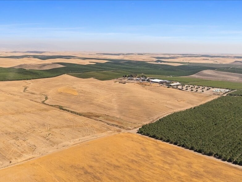 More Photos Of 34338 Nevis Ave, Mc Farland Horse Stables For Sale