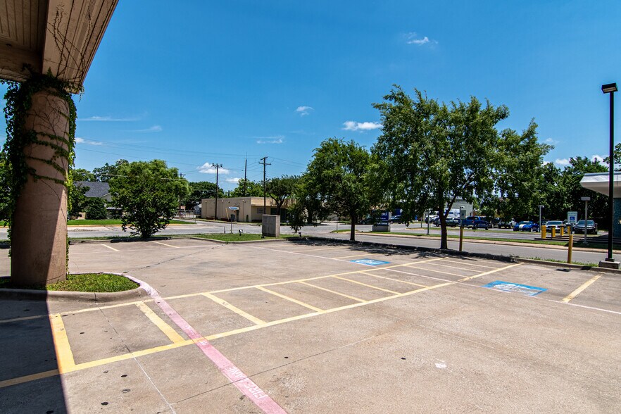 More Photos Of 201 W 5th St, Bonham Medical For Lease