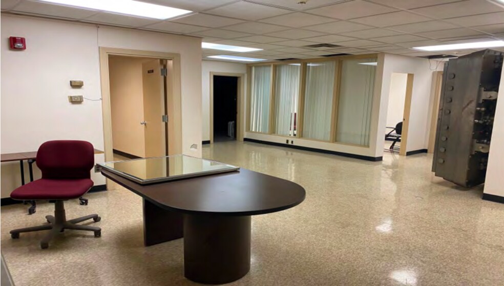 More Photos Of 35 W Long Lake Rd, Bloomfield Hills Bank For Lease