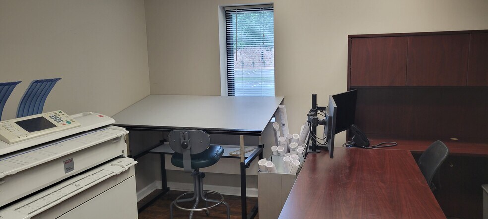 More Photos Of 4882 English Towne Dr, Memphis Warehouse For Lease