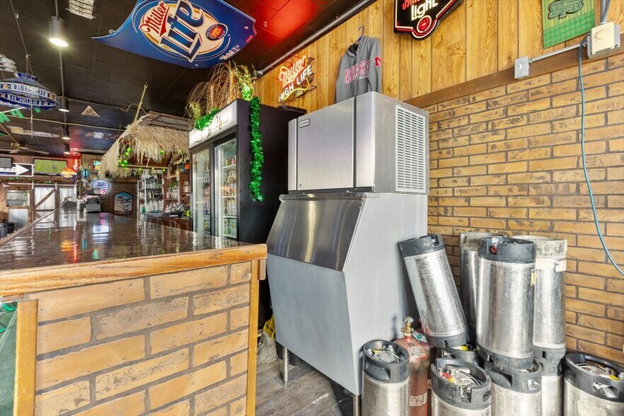 More Photos Of 1034 8th St, Onawa Bar For Sale