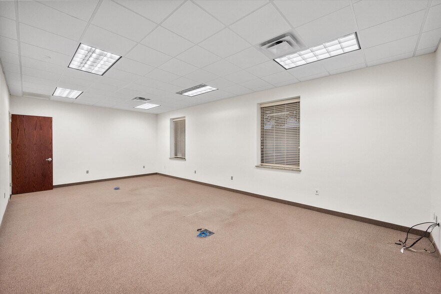 More Photos Of 820 Central Dr, Colleyville Office For Sale