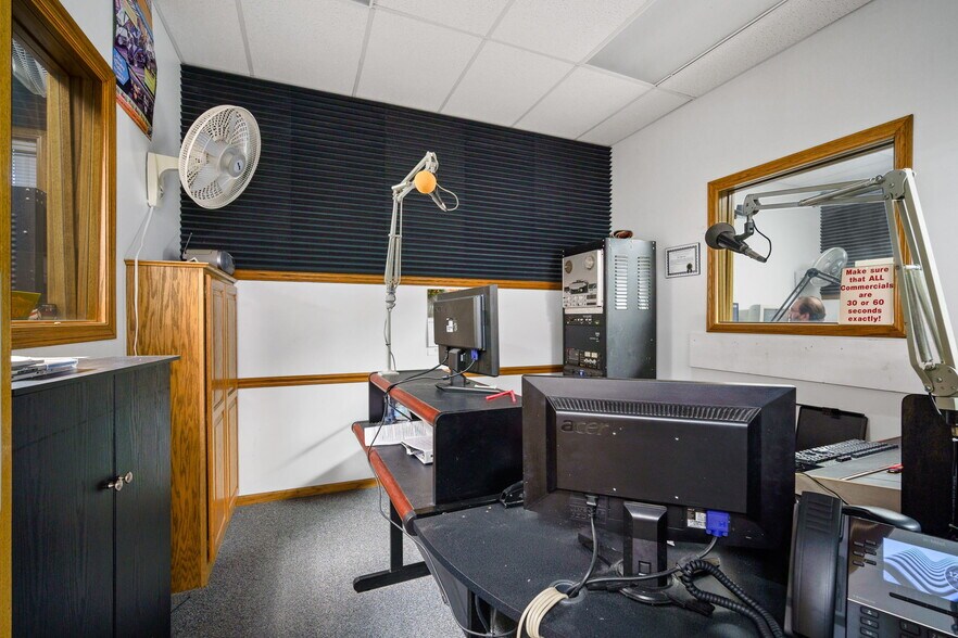 More Photos Of 1801 N 13th Ave E, Newton Flex For Lease