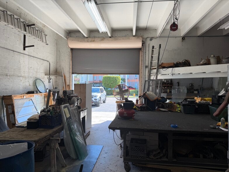 More Photos Of 10 NE 3rd St, Homestead Showroom For Lease