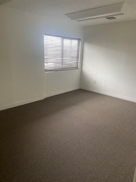 More Photos Of 541-555 E Edna Pl, Covina Showroom For Lease