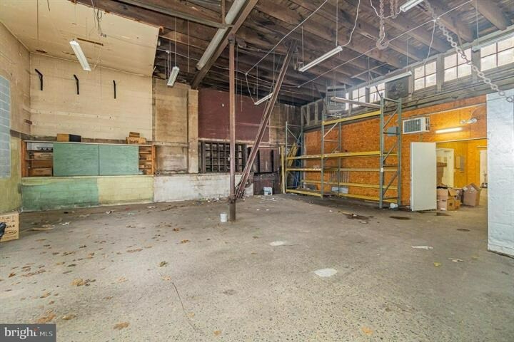 More Photos Of 122 Beech St, Carlisle Light Distribution For Lease