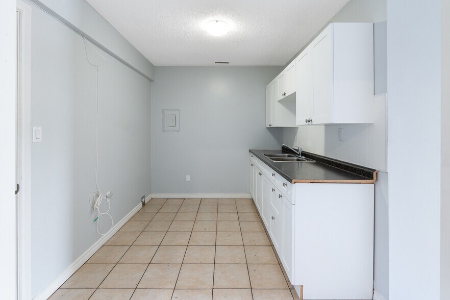 More Photos Of 2024 Dufferin Av, Wallaceburg Apartments For Sale