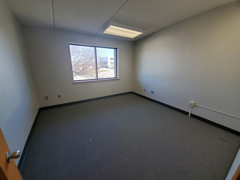 More Photos Of 2690 Fleur Dr, Des Moines Office For Lease