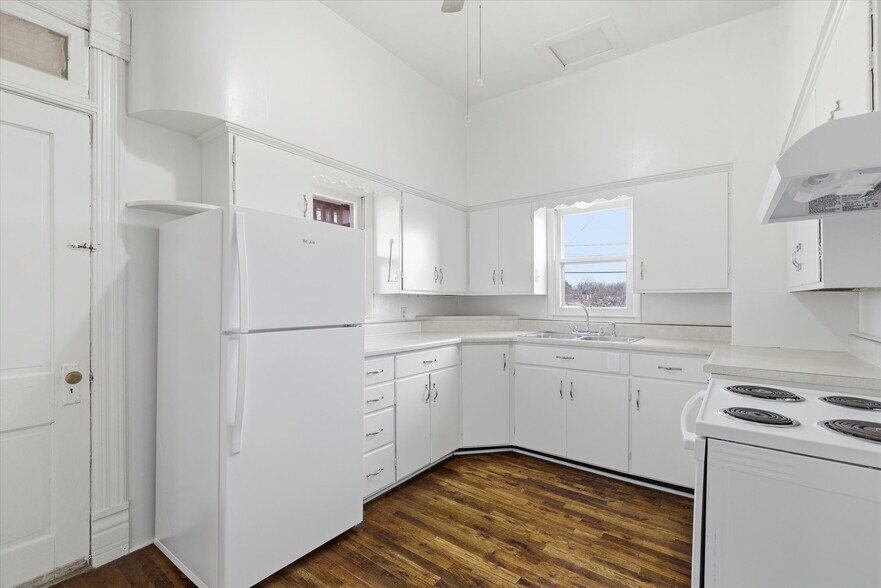 More Photos Of 722 N Maple Ave, Mountain Grove Office For Sale