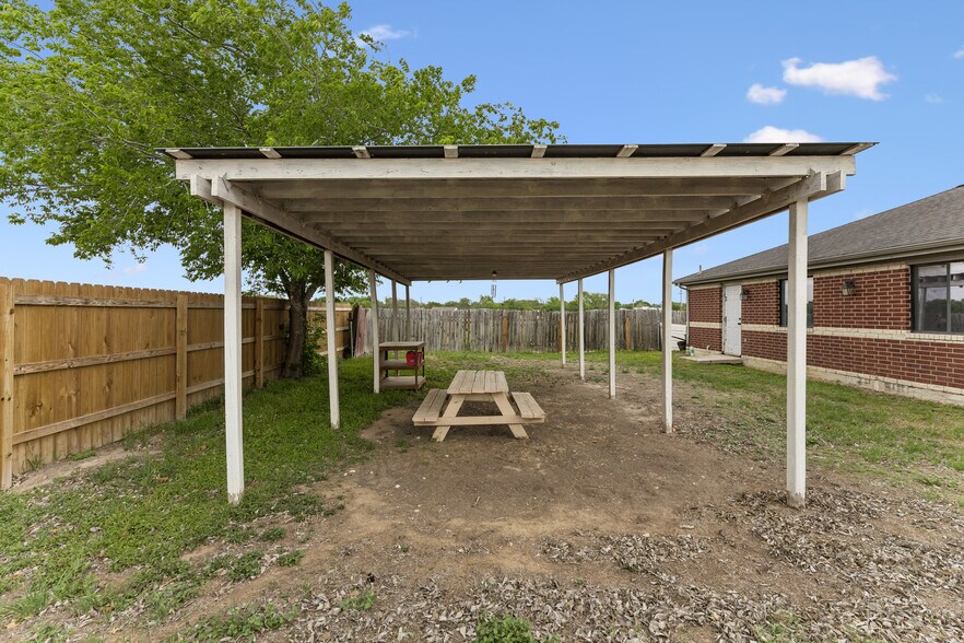 More Photos Of 1020 Guadalupe St, Lockhart Office For Sale
