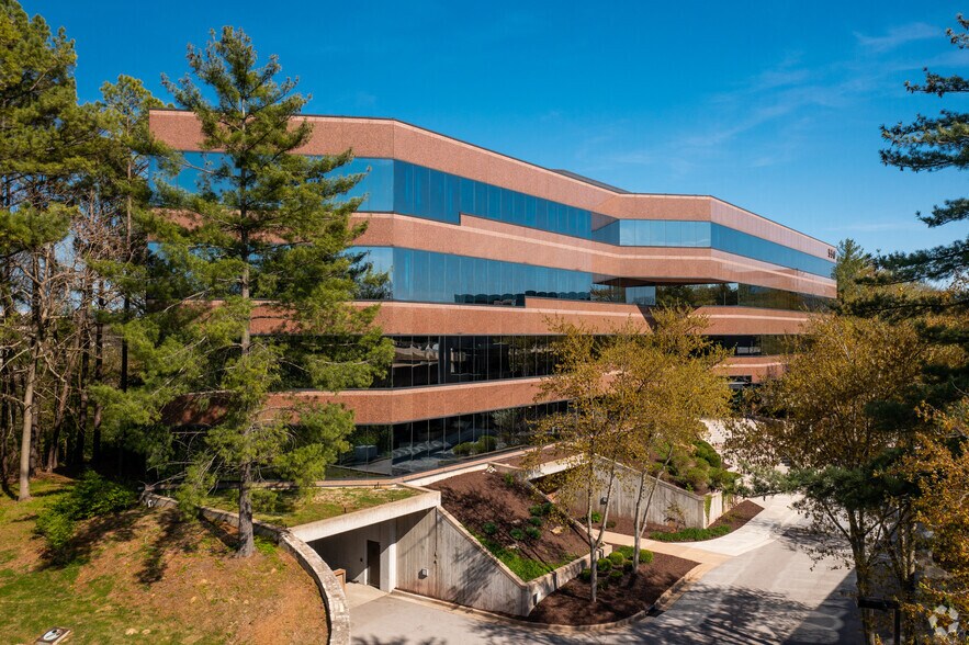 More Photos Of 550 Maryville Centre Dr, Saint Louis Office For Sale