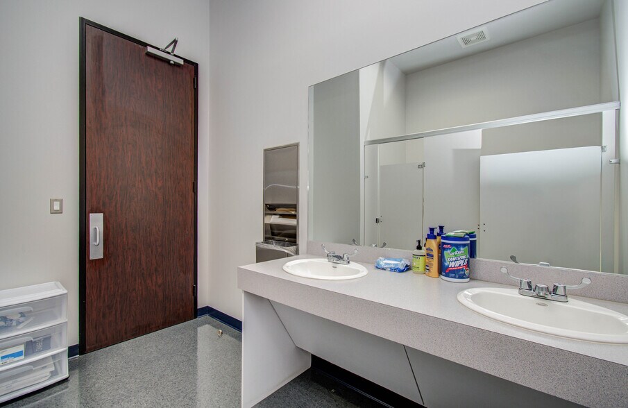 More Photos Of 9330 Kirby Dr, Houston Research And Development For Lease