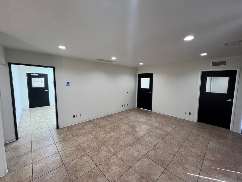 More Photos Of 7946 Alabama Ave, Canoga Park Service For Lease