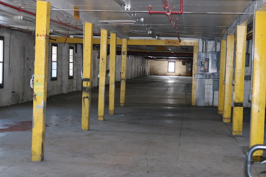 More Photos Of 2415 Lusk St, Guntersville Warehouse For Lease