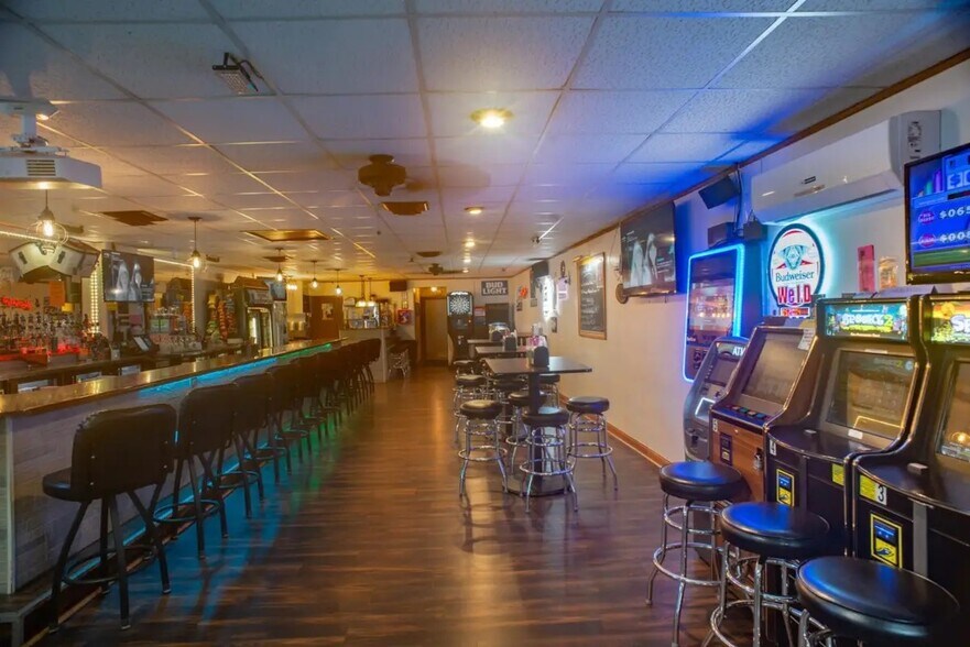 More Photos Of 125 W Bannerman Ave, Redgranite Bar For Sale