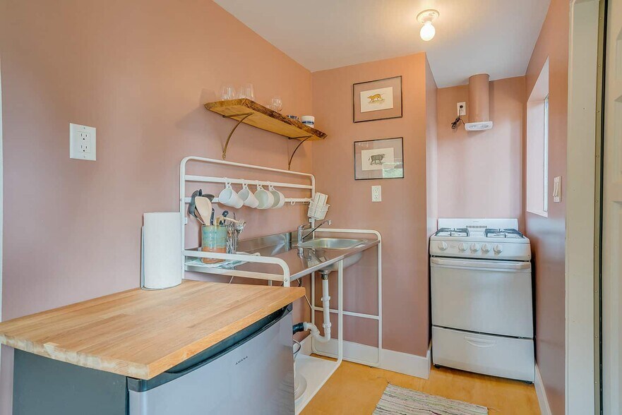 More Photos Of 25807 State Highway 189, Twin Peaks Hotel For Sale