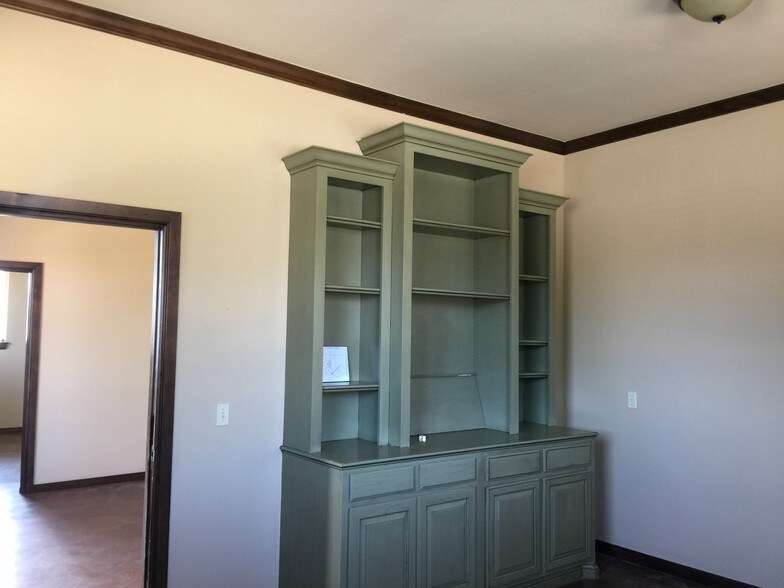 More Photos Of 604 W 18th St, Edmond Office For Lease