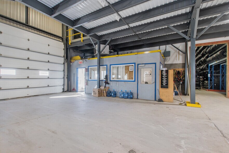 More Photos Of 14410 Rue Rolland-Desjardins, Mirabel Warehouse For Sale