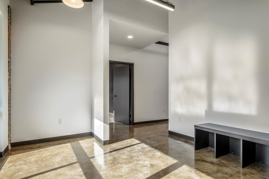 More Photos Of 12 NW 13th St, Oklahoma City General Retail For Lease