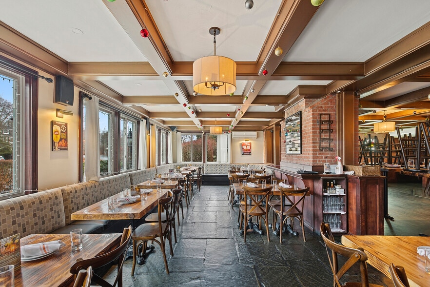 More Photos Of 40-21 Bowden Sq, Southampton Restaurant For Lease