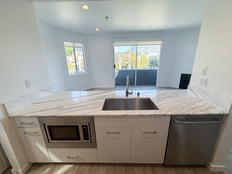 More Photos Of 8600 Burton Way, Los Angeles Apartments For Sale