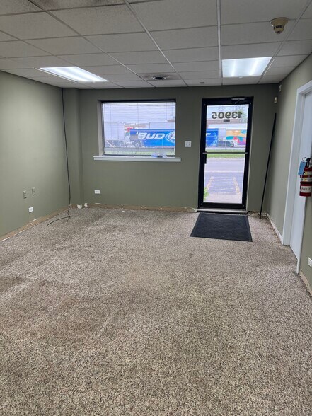 More Photos Of 13901-13909 Kostner St, Crestwood Warehouse For Sale