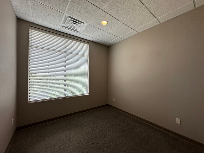 More Photos Of 673 Westbury Dr, Iowa City Storefront Retail Office For Sale